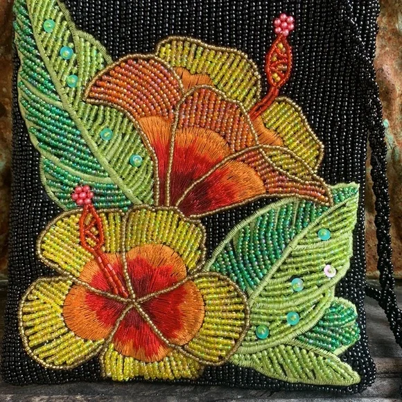 SOLD!!!🌺🌺🌺Beaded Hibiscus Bag 🌺 - Picture 2 of 7